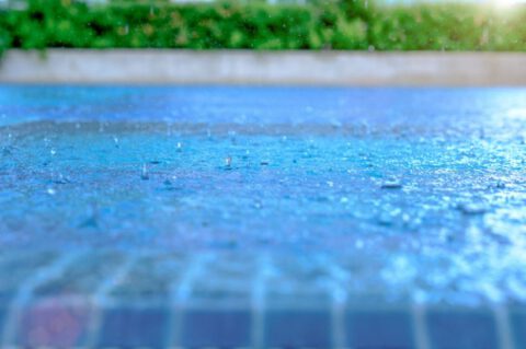 ¿Como proteger tu piscina de la lluvia?