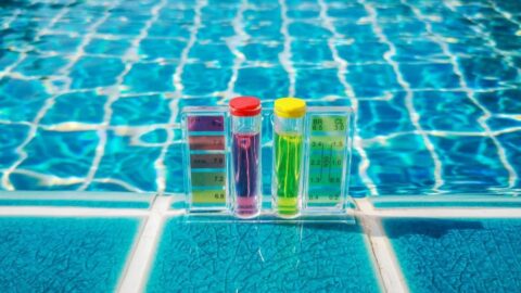 ¿El pH del agua influye en la corrosión y degradación de la piscina?