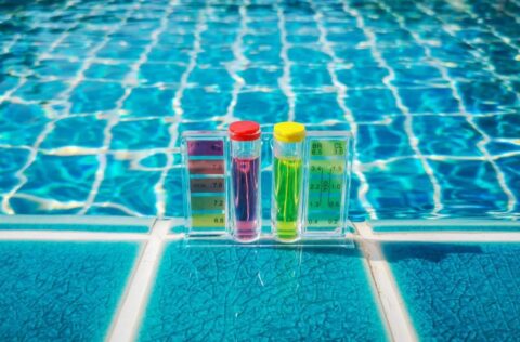 ¿El pH del agua influye en la corrosión y degradación de la piscina?