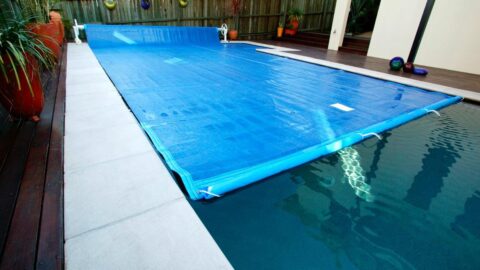 Mantas térmicas para piscinas: tipos y consejos para elegir la tuya