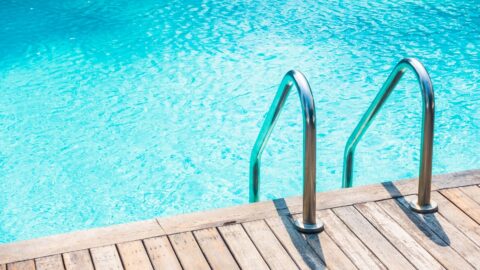 Cómo bajar el cloro de la piscina según los profesionales