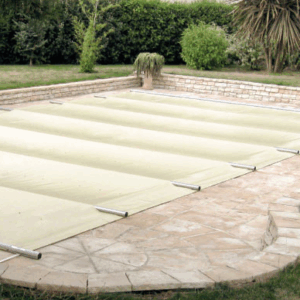 Cubierta de barras Classic Plus color Beige/beige para piscina de 6,40m x 3,75m + 25cm de desborde perimetral (Medidas totales de cubierta de 6,90m x 4,25m) de color Beige/beige con refuerzos antiabrasivos y ojales en todo el contorno de la cubierta